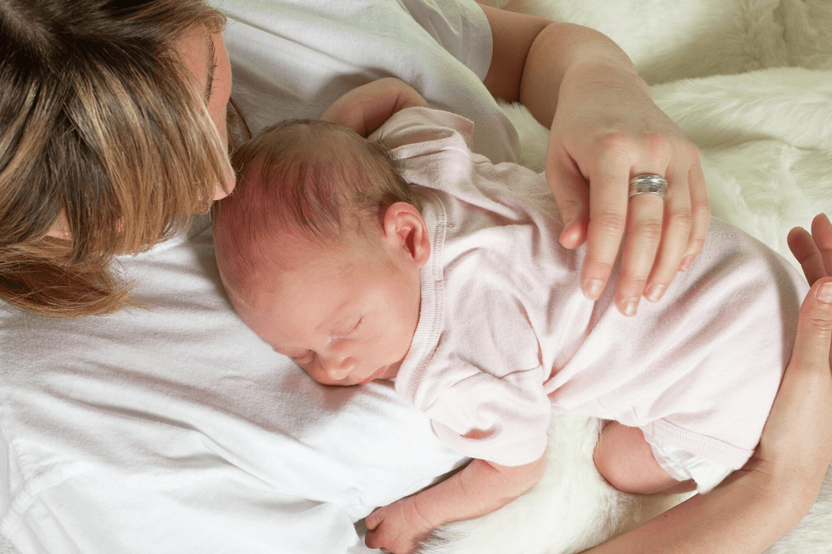 Исследователи заявляют, что методы родителей укладывать ребенка спать влияют на его темперамент