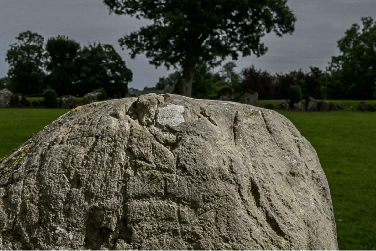 Доисторическая резьба возрастом 4000 лет найдена в Каменном круге в Ирландии