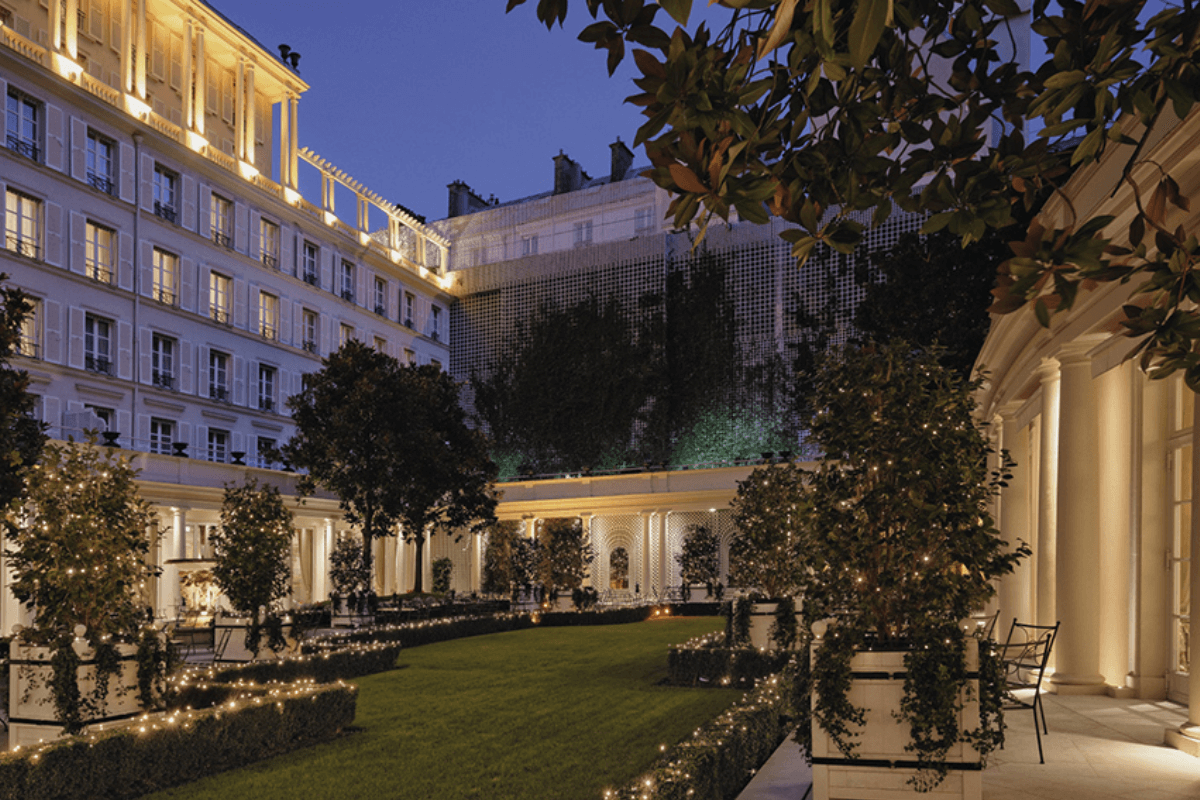 Роскошные отели Парижа повышают цены