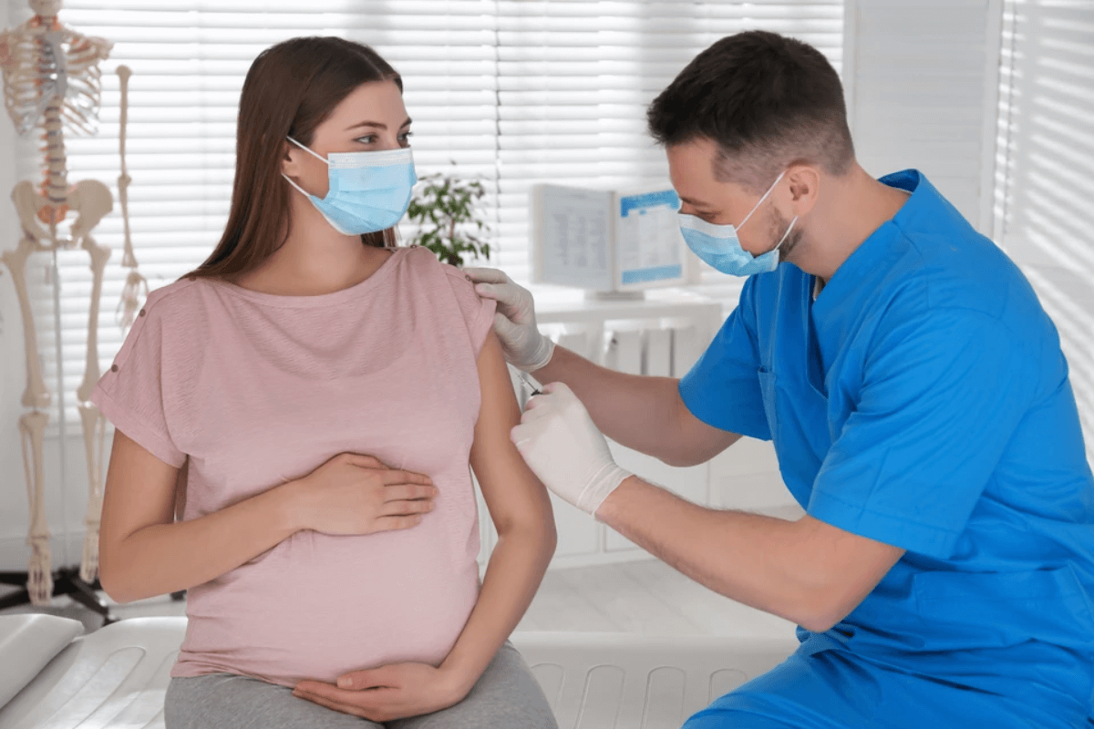 Ученые выяснили, влияет ли вакцинация от COVID-19 на фертильность мужчин и женщин репродуктивного возраста