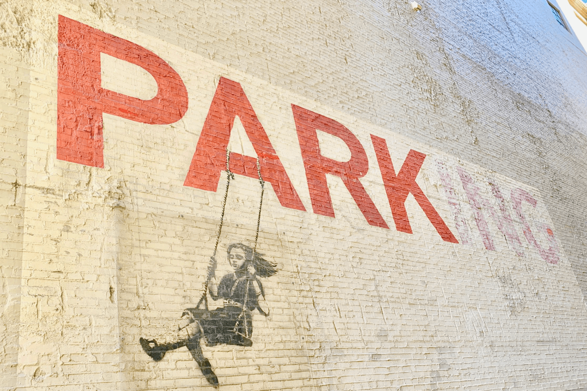 Здание в Лос-Анджелесе с граффити Бэнкси продадут на аукционе за $30 млн  ИА Красная Весна Читайте материал целиком по ссылке: https://rossaprimavera.ru/news/182d72a9