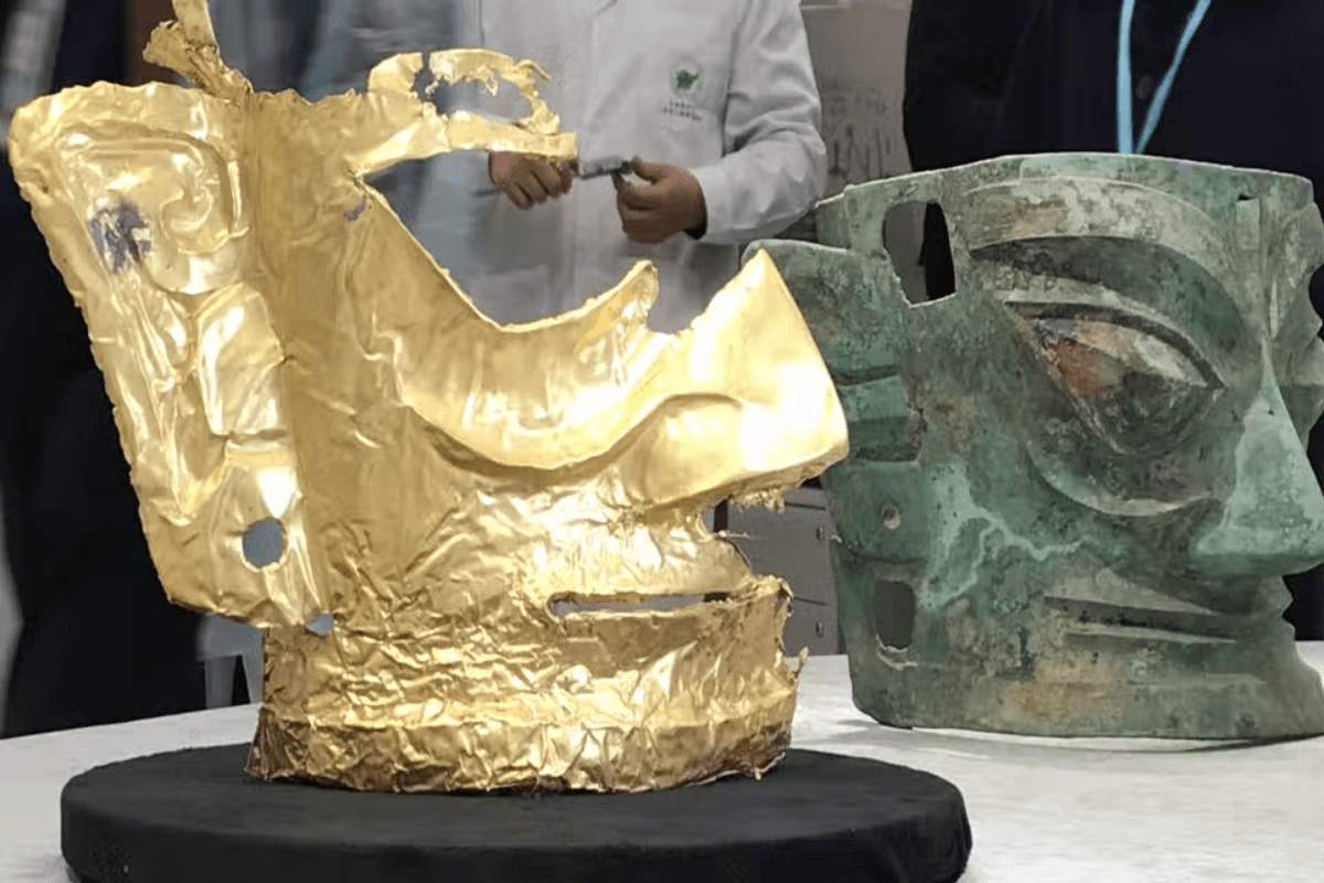 Золотую маску возрастом около 3000 лет нашли в китайских королевских гробницах