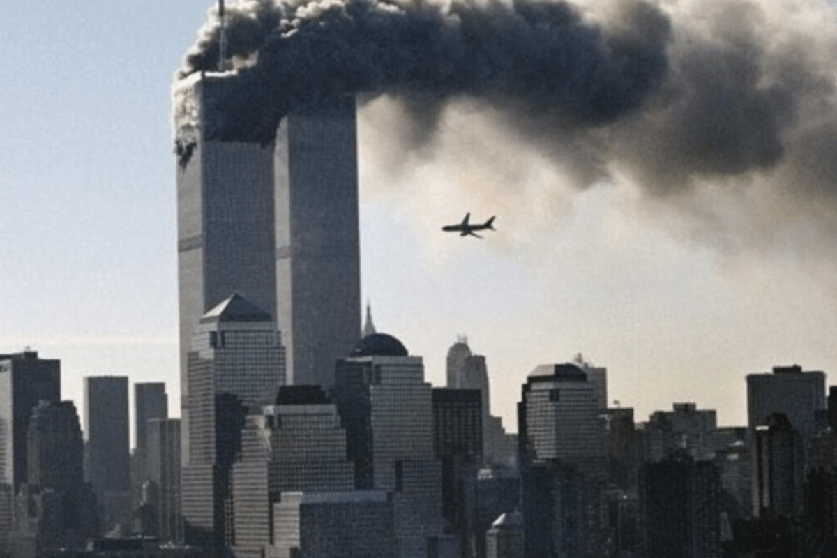 Падение башен-близнецов Всемирного торгового центра в Нью-Йорке