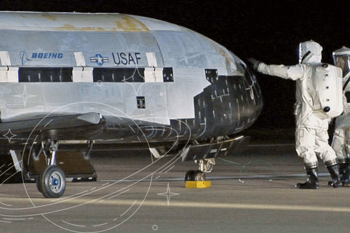 Космический самолет X-37B возвращается на Землю