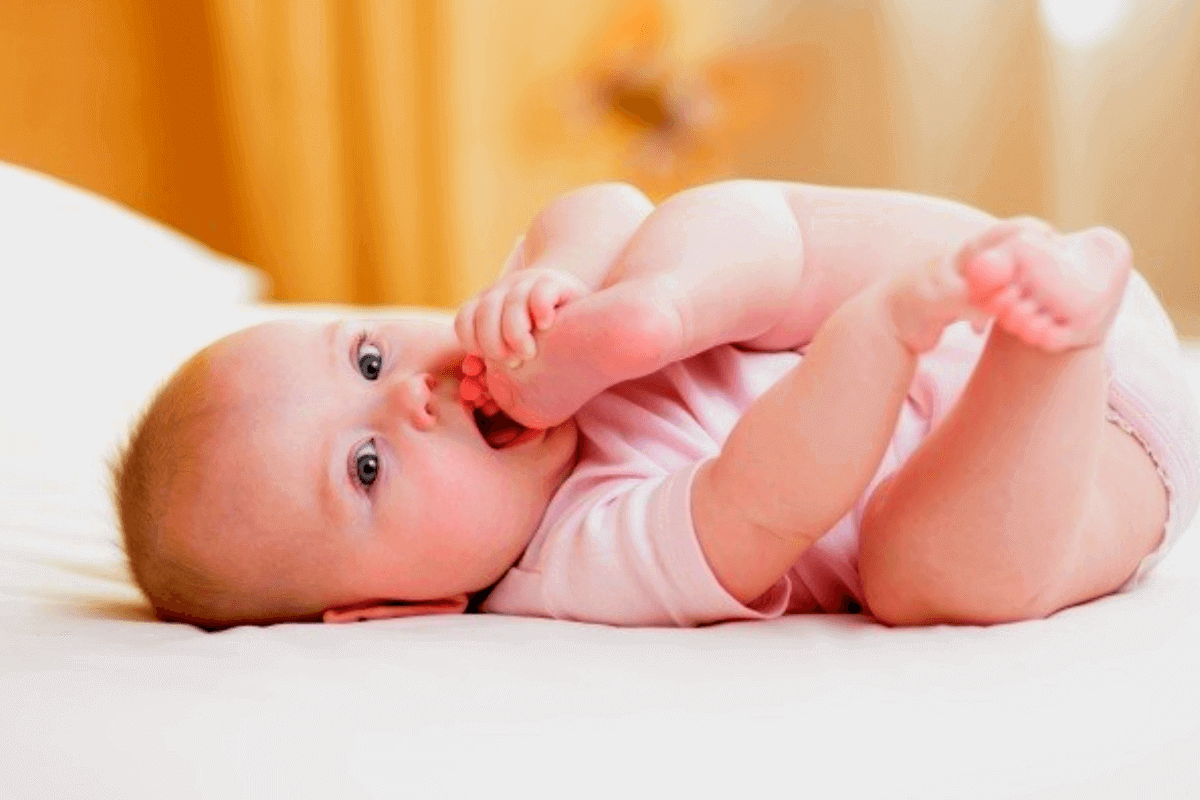 Спонтанные движения младенцев способствуют развитию сенсомоторной системы