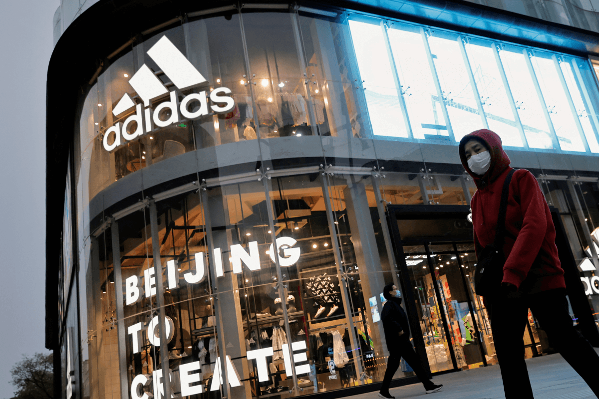 Adidas предупредил о падении выручки на фоне карантина в Китае