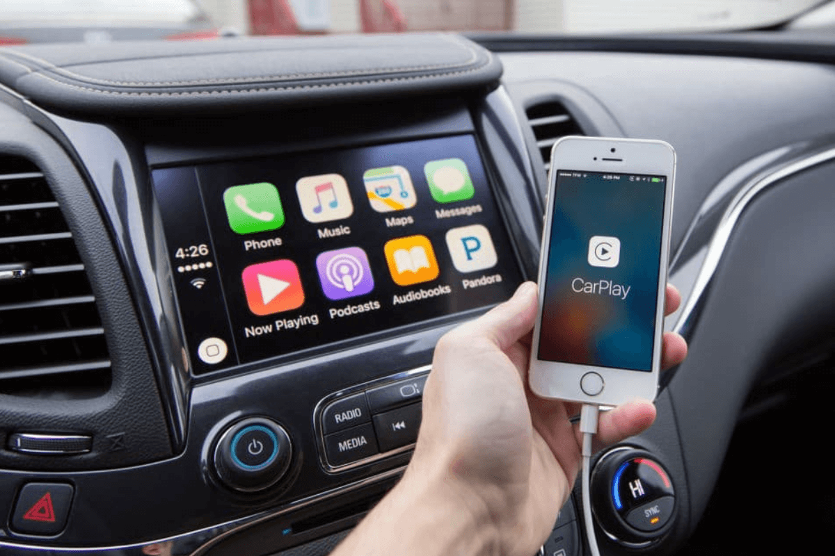 Apple анонсирует CarPlay, с которым водители смогут покупать бензин, используя приборную панель