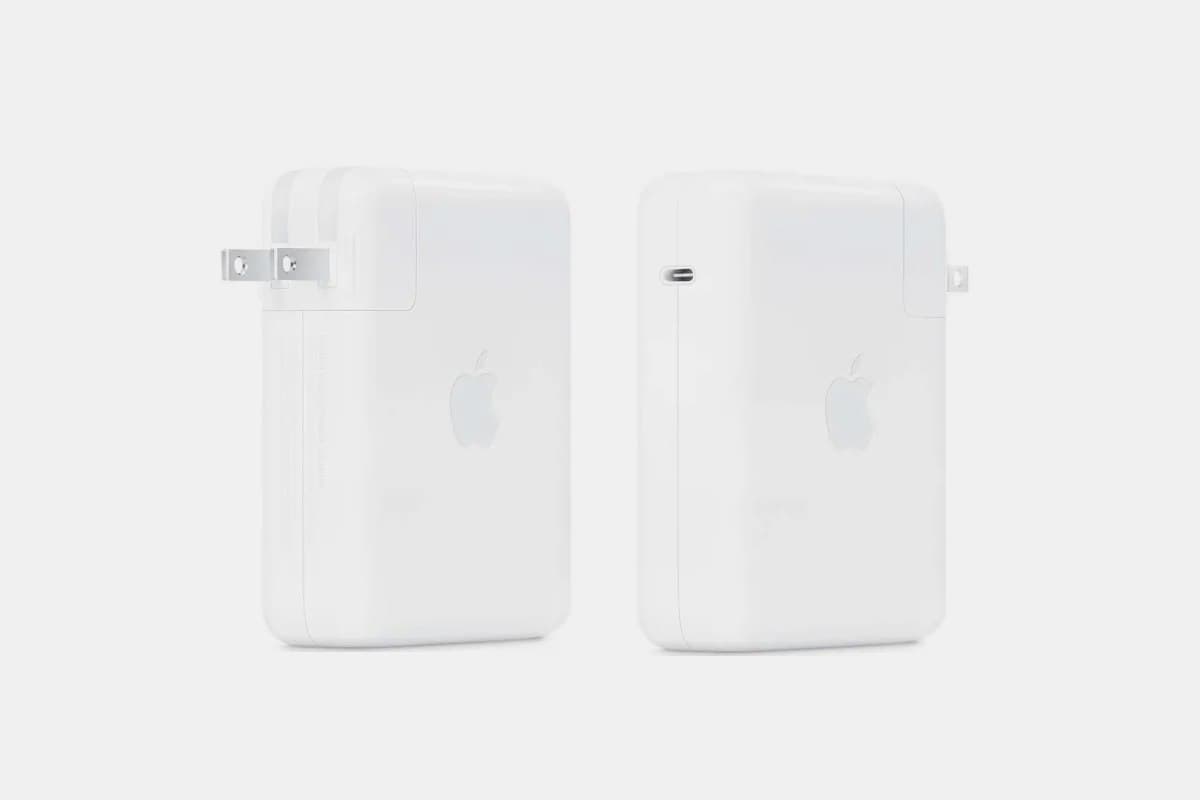 Apple выпустил первую в мире зарядку с USB