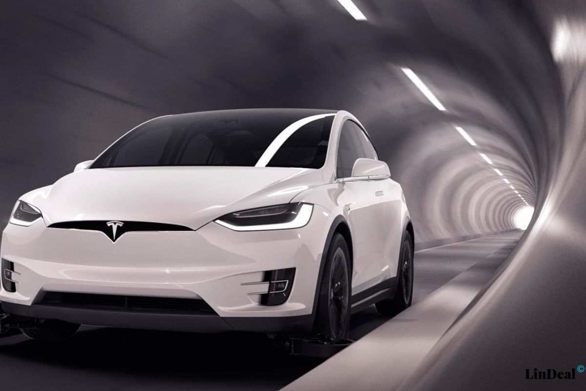 Автомобиль Tesla в туннеле