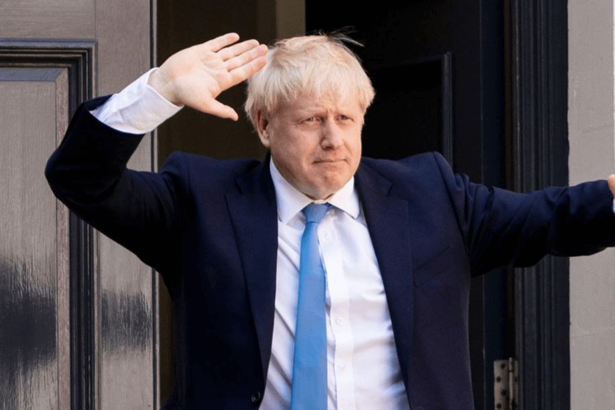 Борис Джонсон уходит в отставку, но намерен оставаться исполняющим обязанности премьер-министра Великобритании до осени