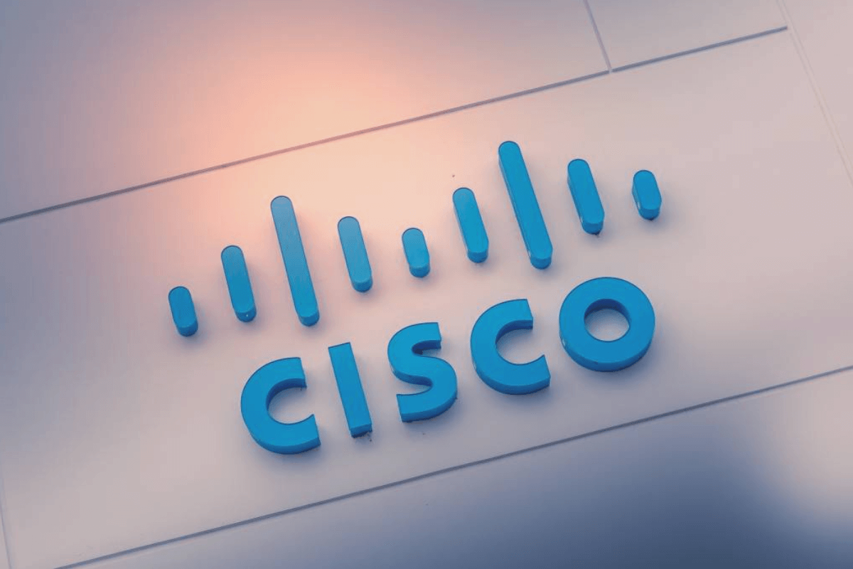 Объединение службы безопасности и сетевых услуг, включая анализ угрозы по запросу Cisco 