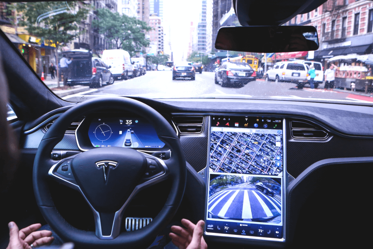 Режим автономного вождения в Tesla стали причиной почти 200 аварий в США