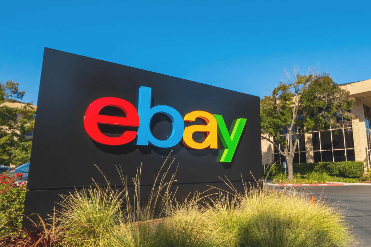 Ebay — американская компания, предоставляющая услуги в областях интернет-аукционов и интернет-магазинов.