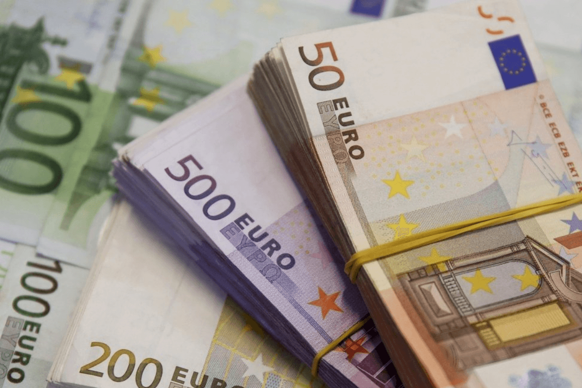 Евро укрепился до недельного максимума на фоне ослабления доллара в понедельник