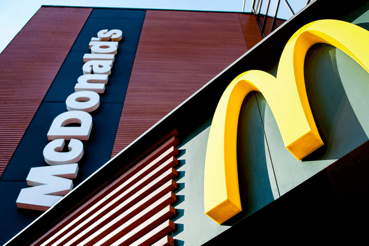 Гигант в сфере быстрого питания McDonald's намерен продать российскую долю бизнеса