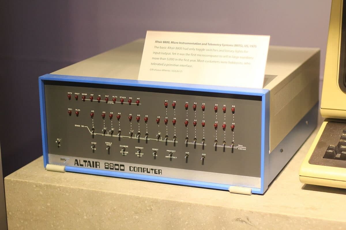Компьютер MITS Altair 8800