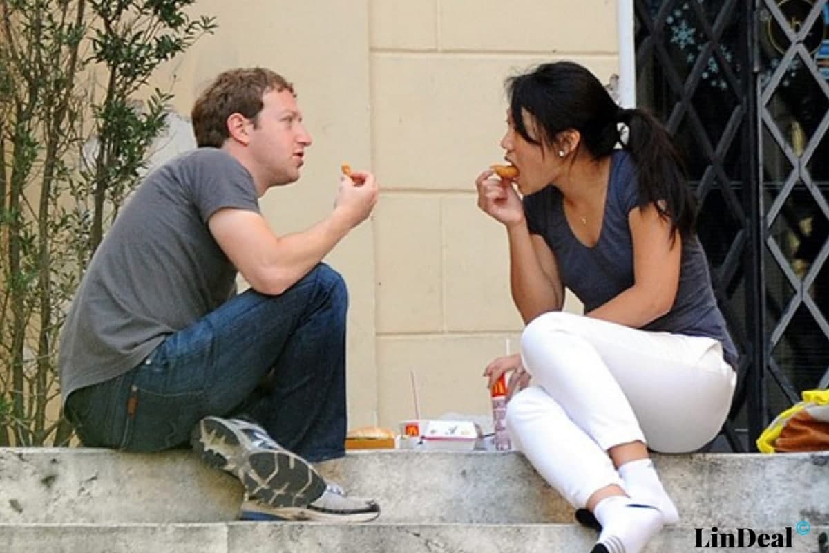 Mark Zuckerberg кушает еду с Макдональдс