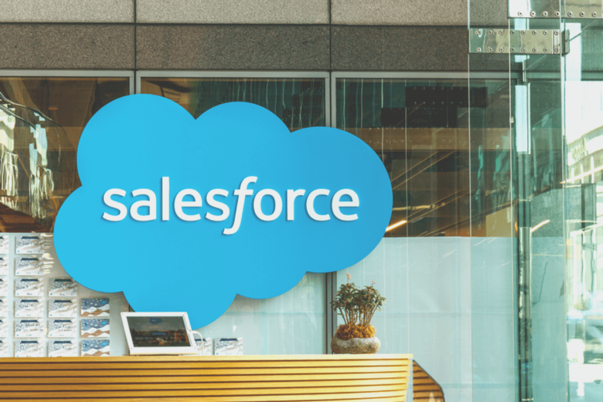 Microsoft привлекает клиентов Salesforce посредством инструментария для помощи торговым представителям