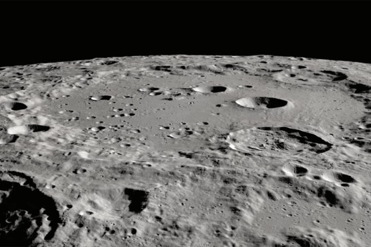 NASA обнаружила теплые ямы на Луне