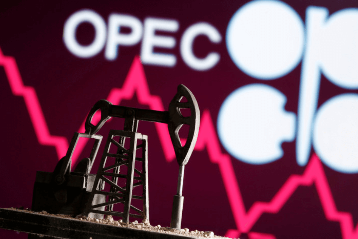 ОПЕК+ придерживается планового увеличения добычи нефти, поскольку проблемы с поставками оказывают давление на рынок энергетики