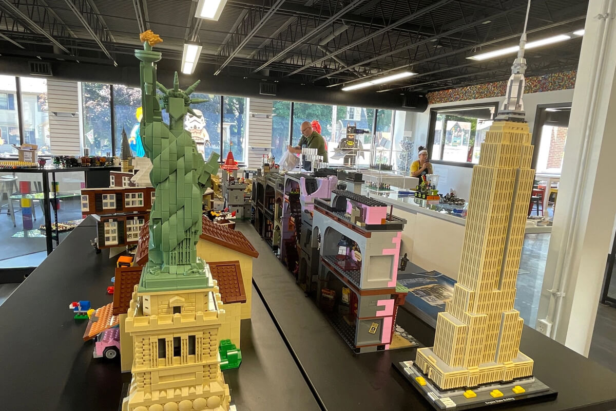 Lego: Bricks & Minifigs открывается в Kzoo