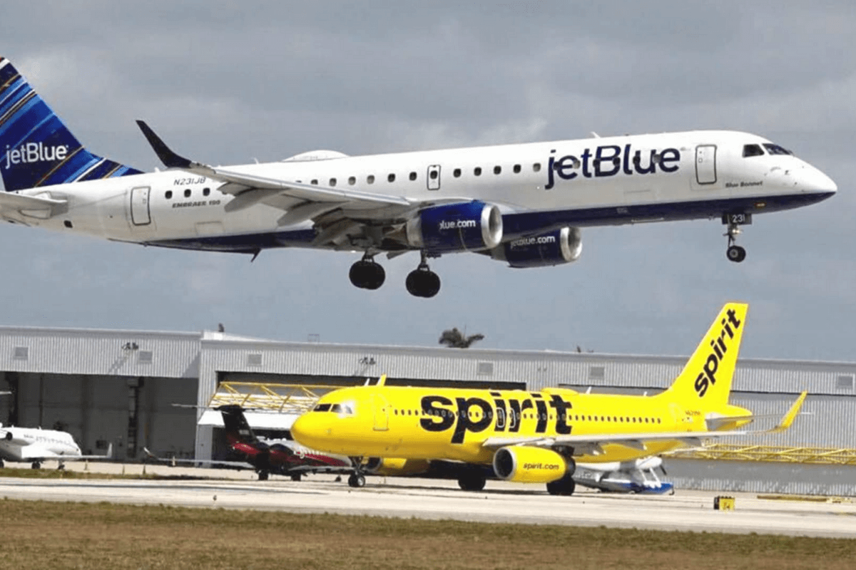 Отвергнутая Spirit, JetBlue настроена враждебно в своем предложении о поглощении