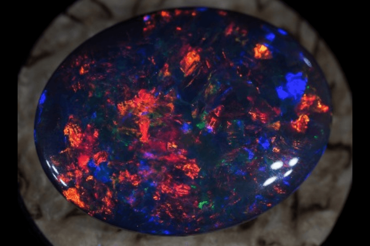 Опал (черный, огненный) - драгоценный камень