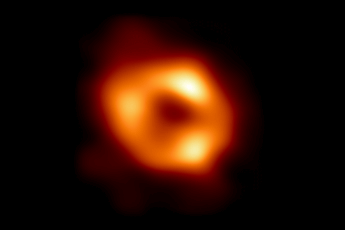 Астрономы впервые сфотографировали черную дыру в центре галактики