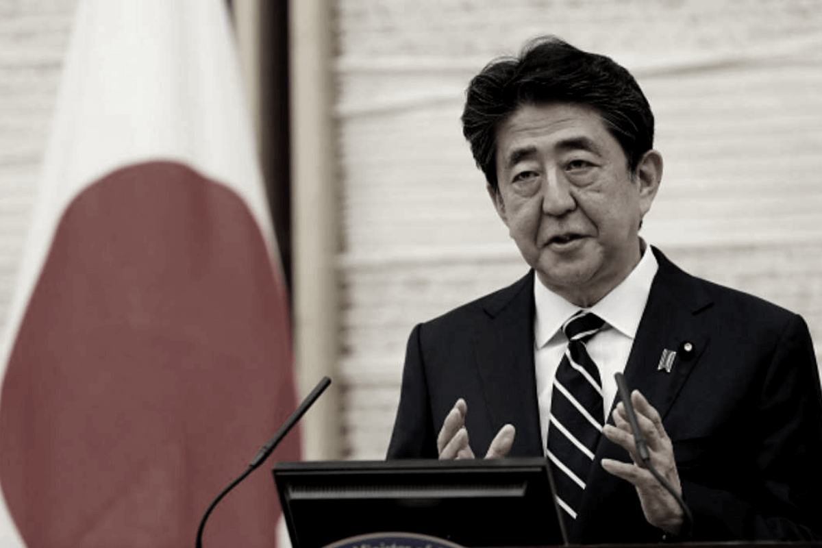 Бывший премьер-министр Японии скончался после покушения