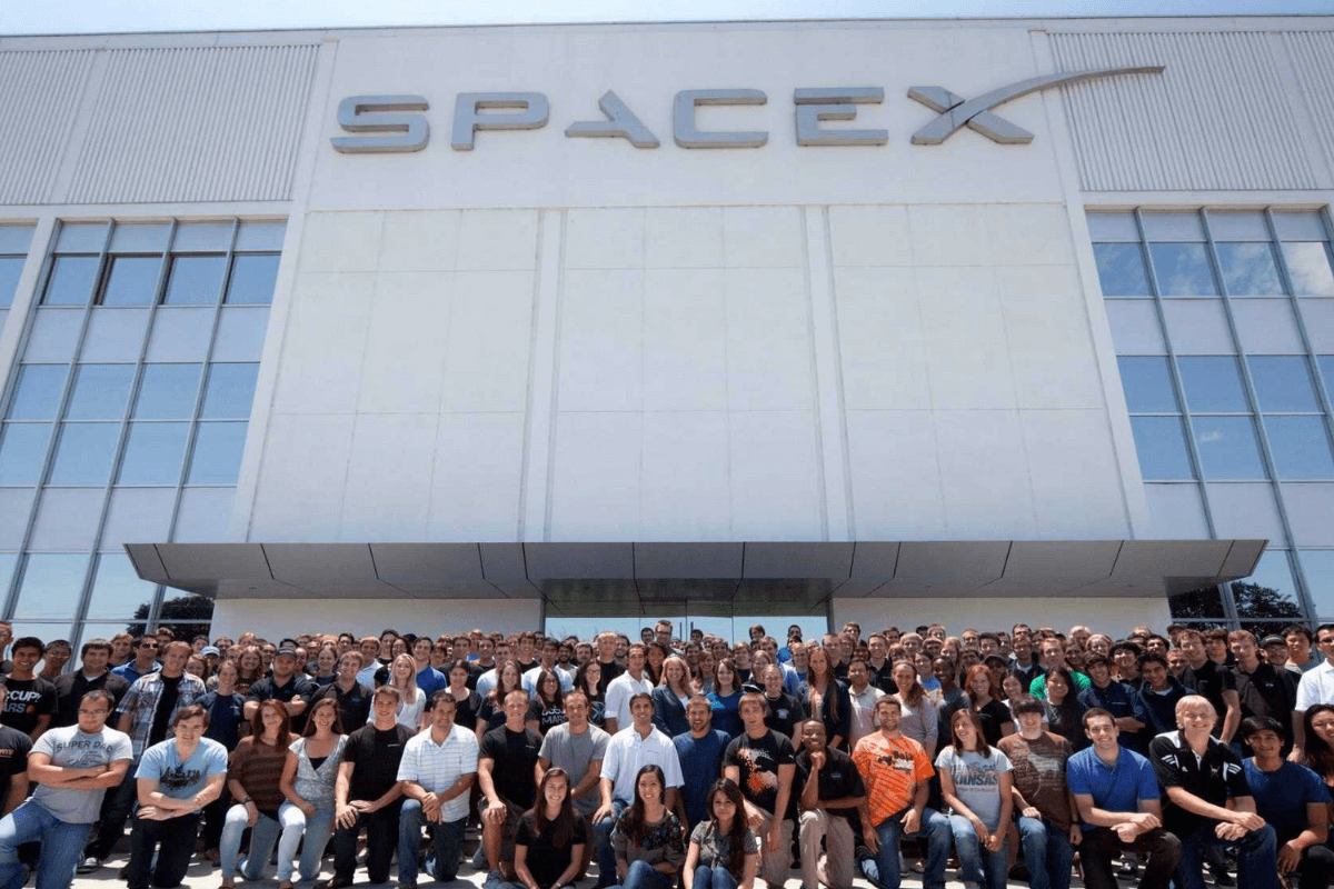 Тех, кто жалуется на Илона Маска в SpaceX увольняют