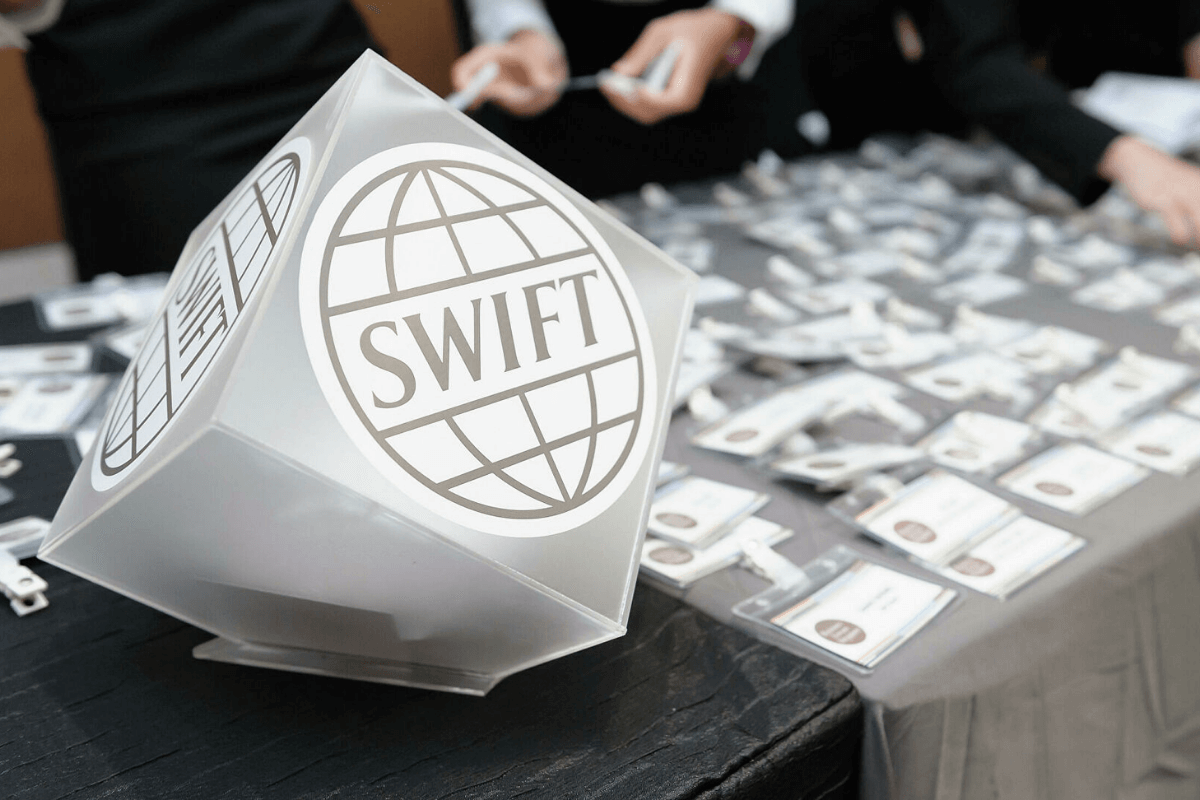 Отключение российских банков от системы SWIFT может нанести большой удар правительству
