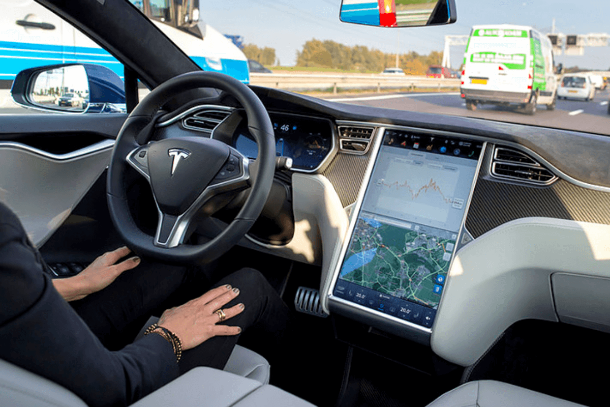 Tesla будет сканировать выбоины и регулирует подвеску автомобиля