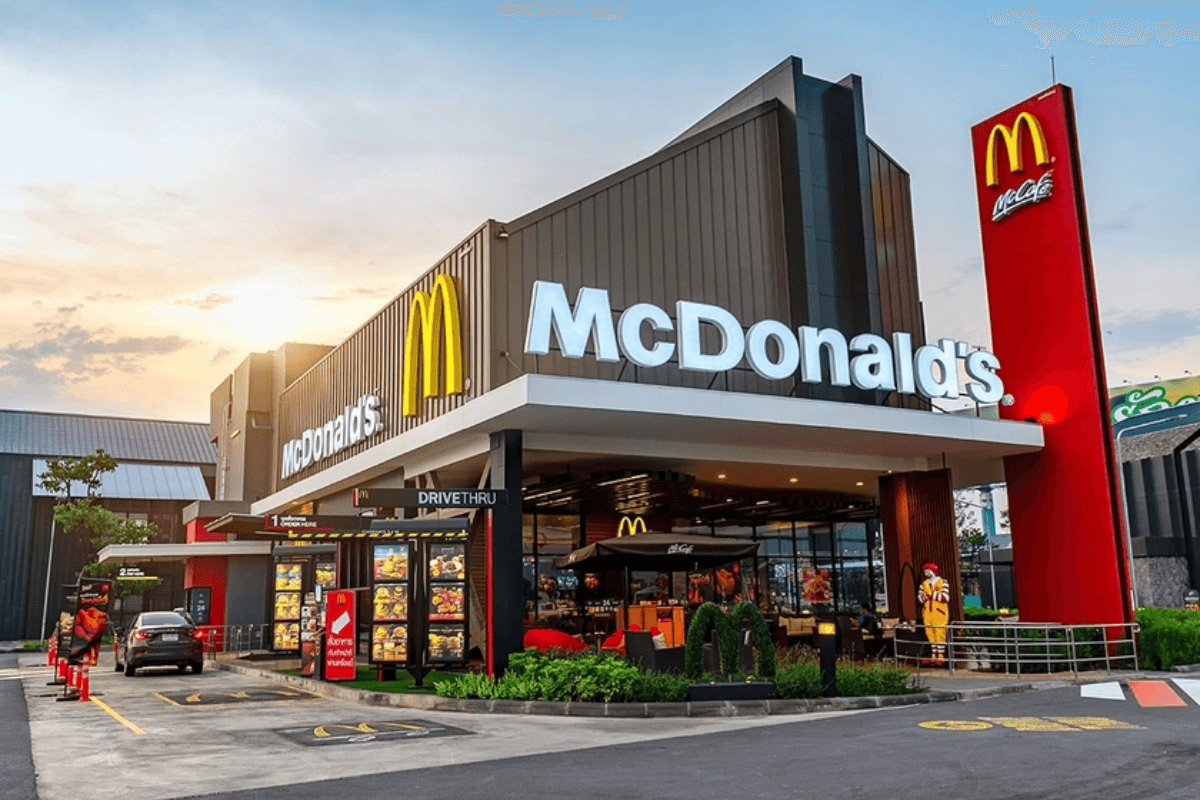 Уход McDonald's из России стоит компании больших денег и еды 