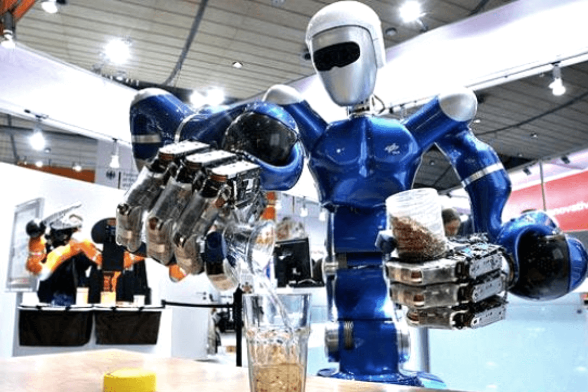 В Антверпене роботов приспособили обслуживать посетителей пивной
