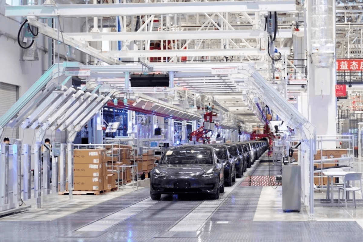 Завод Tesla в Шанхае выпустил миллионный электромобиль