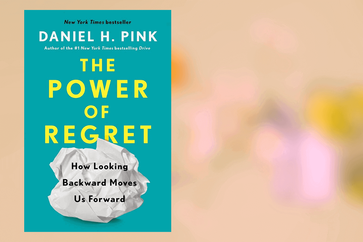Список лучших книг 2022 года о бизнесе по мнению Financial Time: The Power of Regret: How Looking Backward Moves Us Forward, Дэниэл Пинк