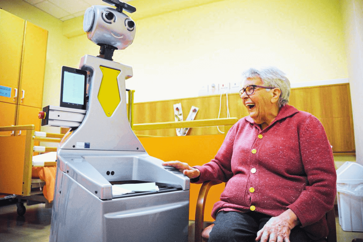 Помощниками для пожилых людей скоро станут роботы