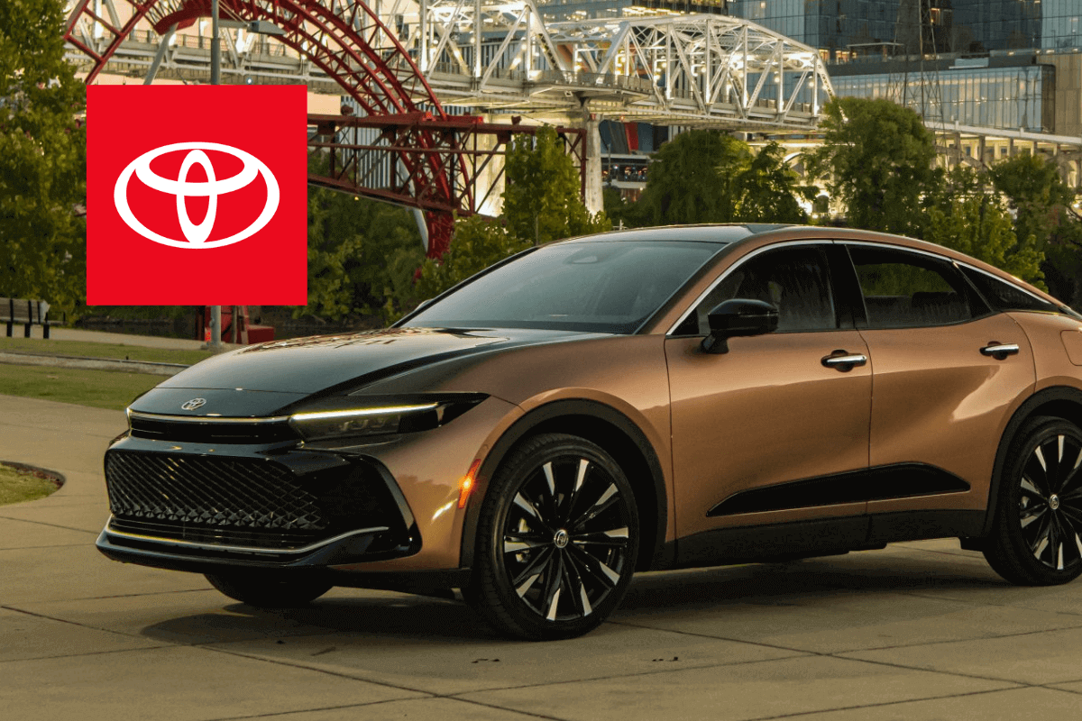 Toyota представила новое поколение Crown
