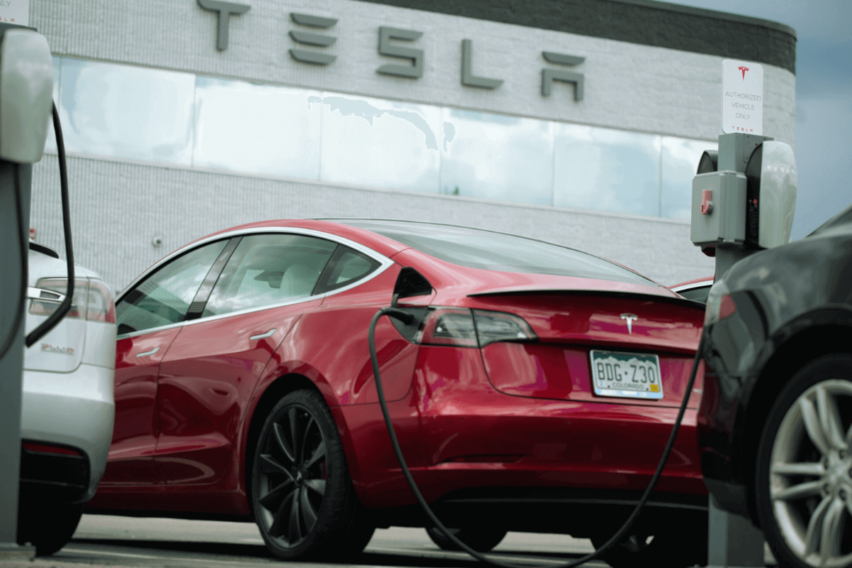 Tesla подозревают в злоупотреблении средствами компании