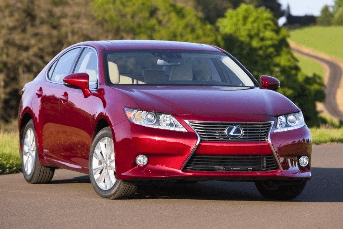 15 лучших бюджетных электрокаров и гибридов стоимостью до 15 000 долларов в 2024 году: Lexus ES 300h 2015 года