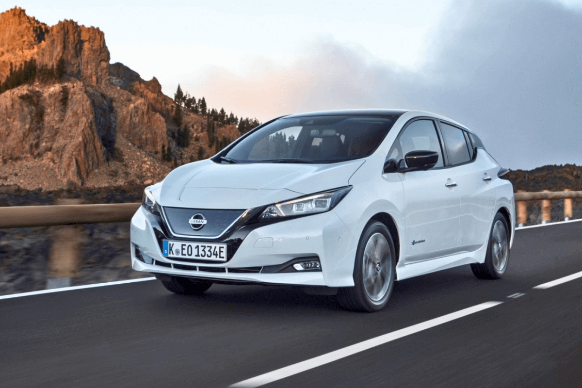 15 лучших бюджетных электрокаров и гибридов стоимостью до 15 000 долларов в 2024 году: Nissan Leaf 2018 года