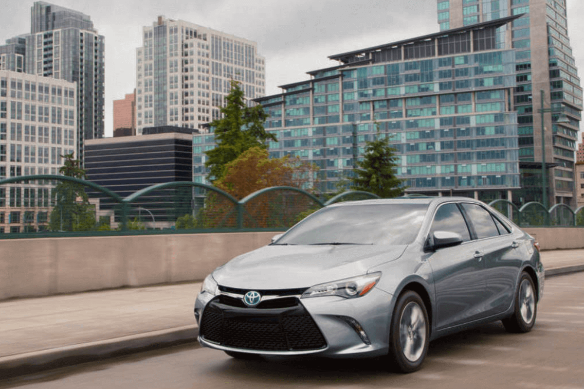 15 лучших бюджетных электрокаров и гибридов стоимостью до 15 000 долларов в 2024 году: Toyota Camry hybrid 2017 года