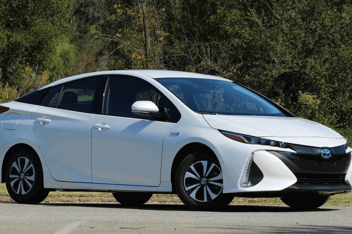 15 лучших бюджетных электрокаров и гибридов стоимостью до 15 000 долларов в 2024 году: Toyota Prius 2017 года