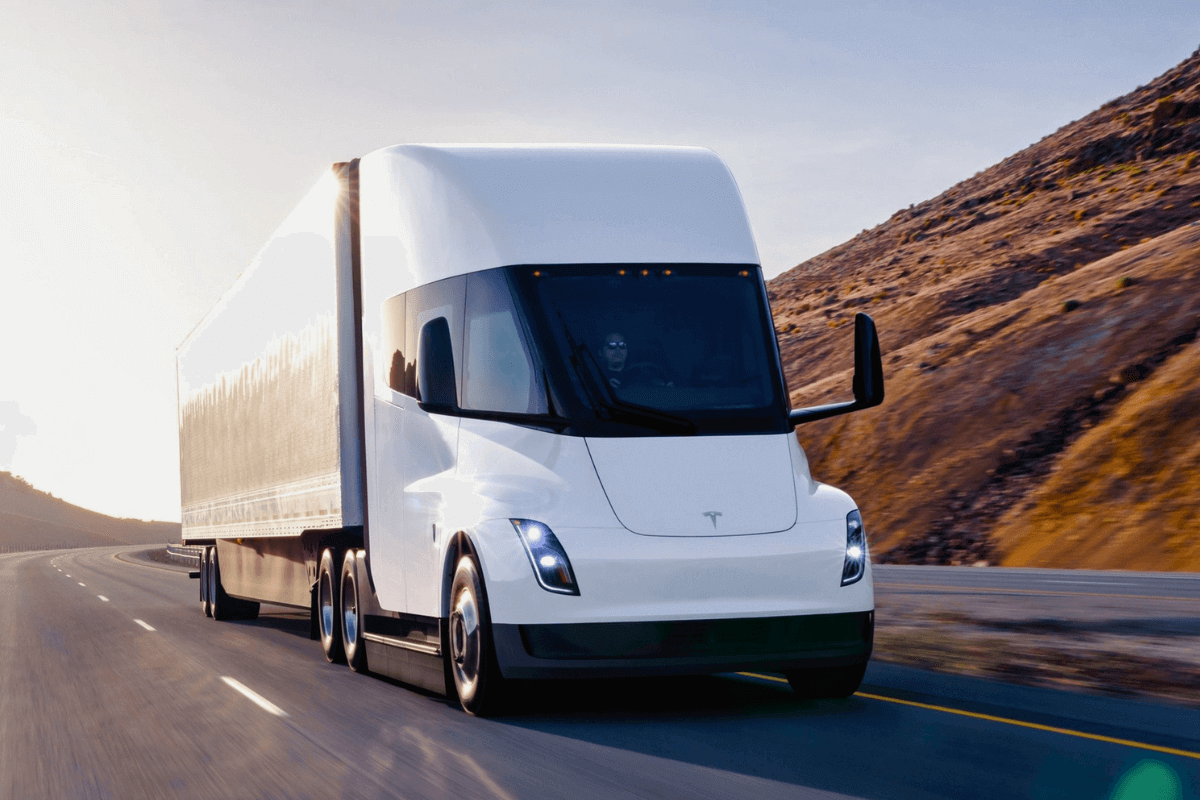 11 беспилотных грузовиков и фур: Tesla Semi