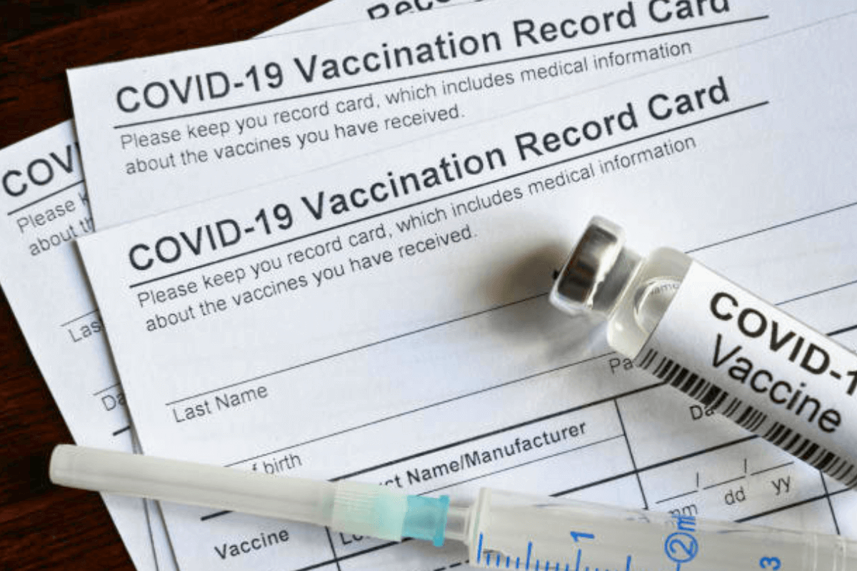 Акушерка из Нью-Йорка признала вину в уничтожении доз вакцины от COVID-19