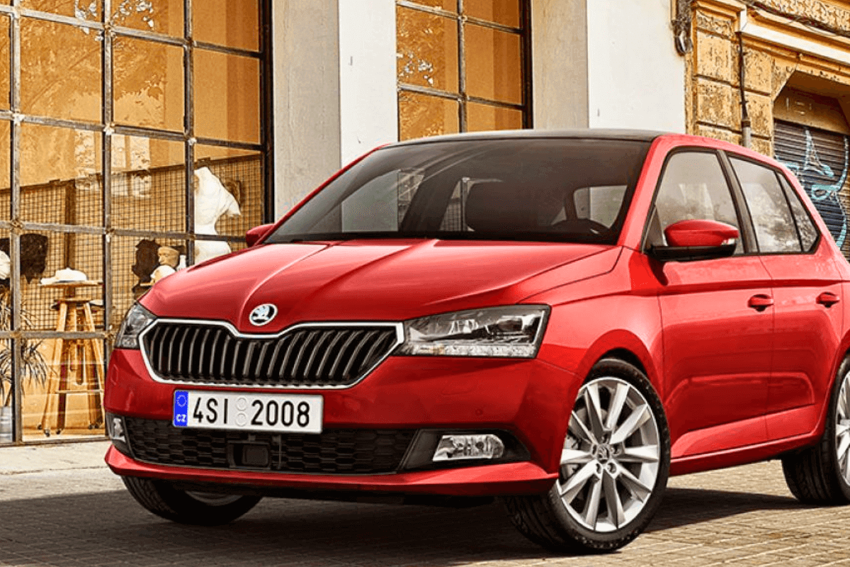 Выбор первого автомобиля для девушки: топ-10 бюджетных вариантов - Skoda Fabia — практичный и удобный автомобиль с хорошей управляемостью