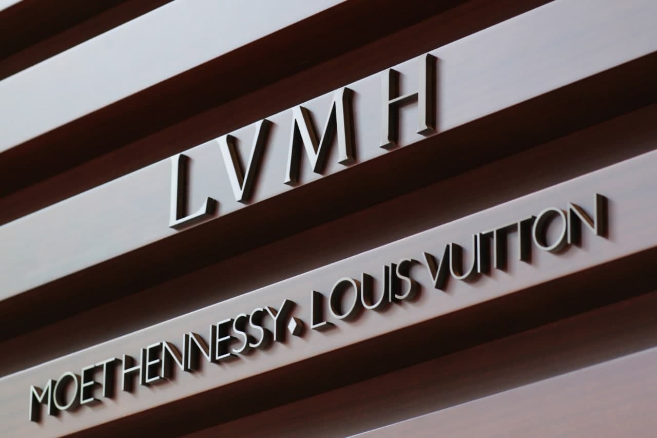 Название и логотип Louis Vuitton Moët Hennessy